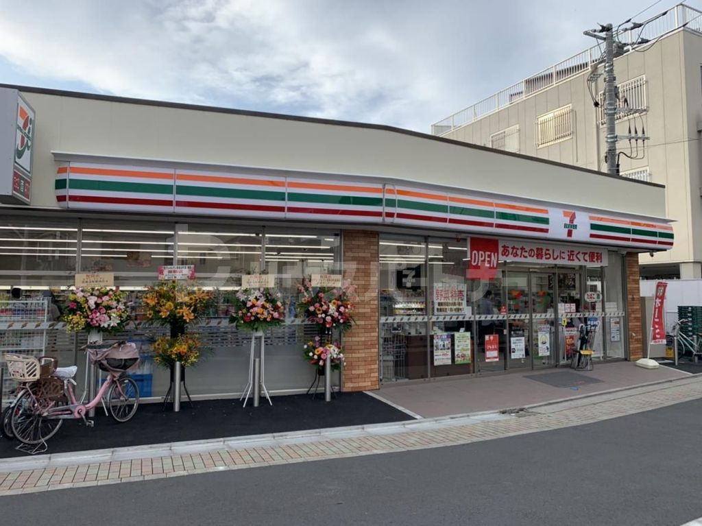 コンビニ　セブンイレブン葛飾金町駅西店（コンビニ）まで300m