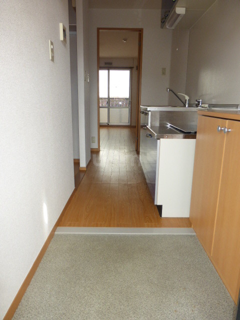 玄関　別タイプのお部屋です