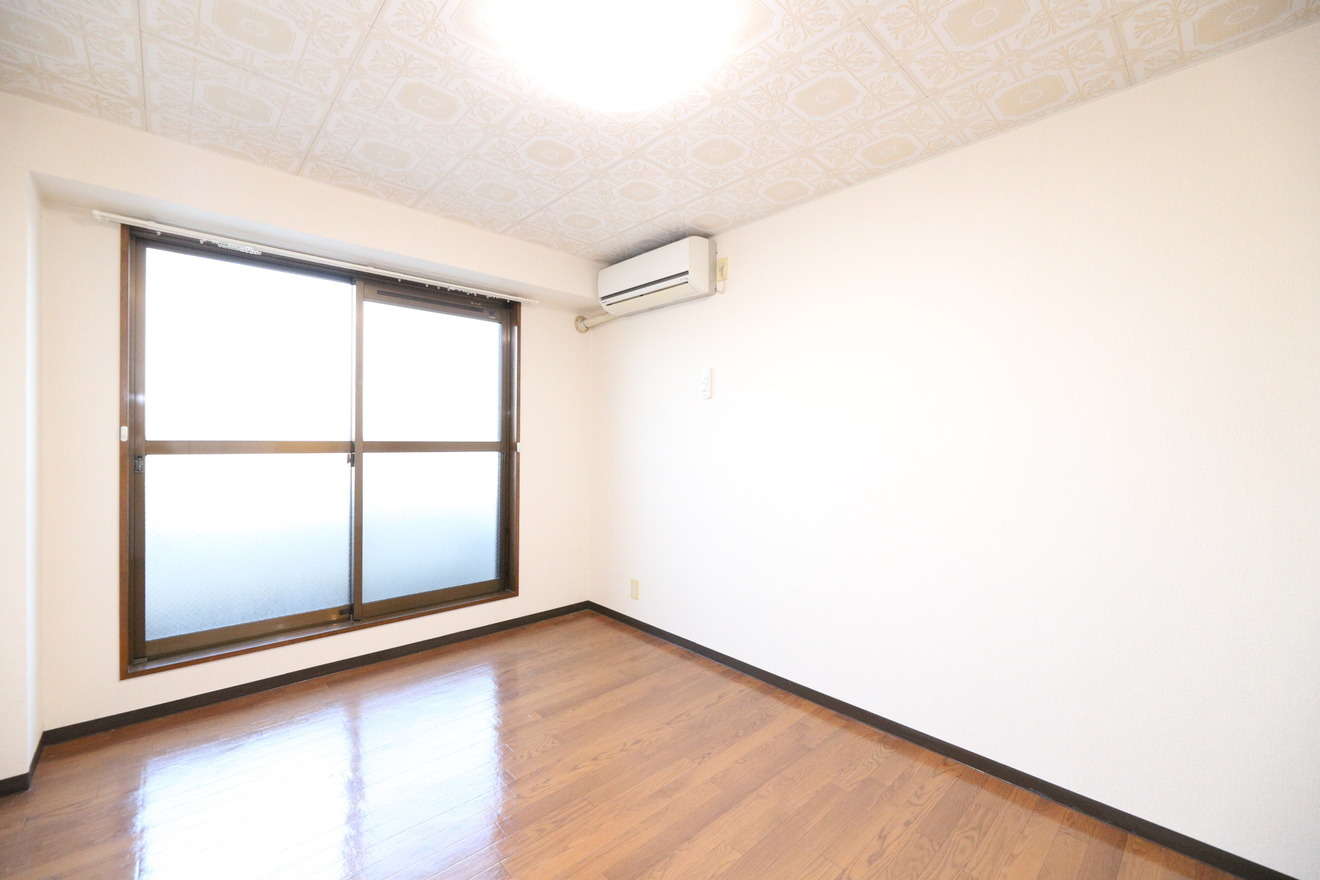 居室・リビング　濃いブラウンのフローリングと柄付きの天井でおしゃれな空間…