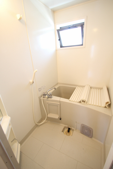 バス・シャワールーム　小窓付きですよ