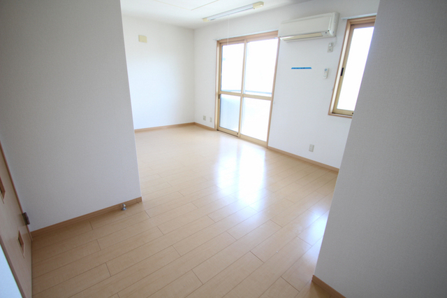 居室・リビング　白く清潔感があります※クリーニング前