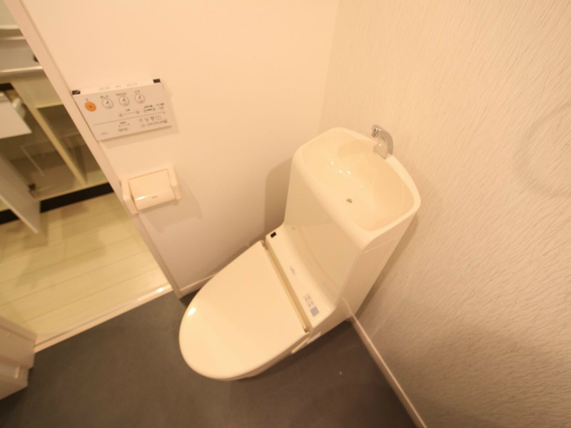 トイレ　温水洗浄暖房便座付トイレ