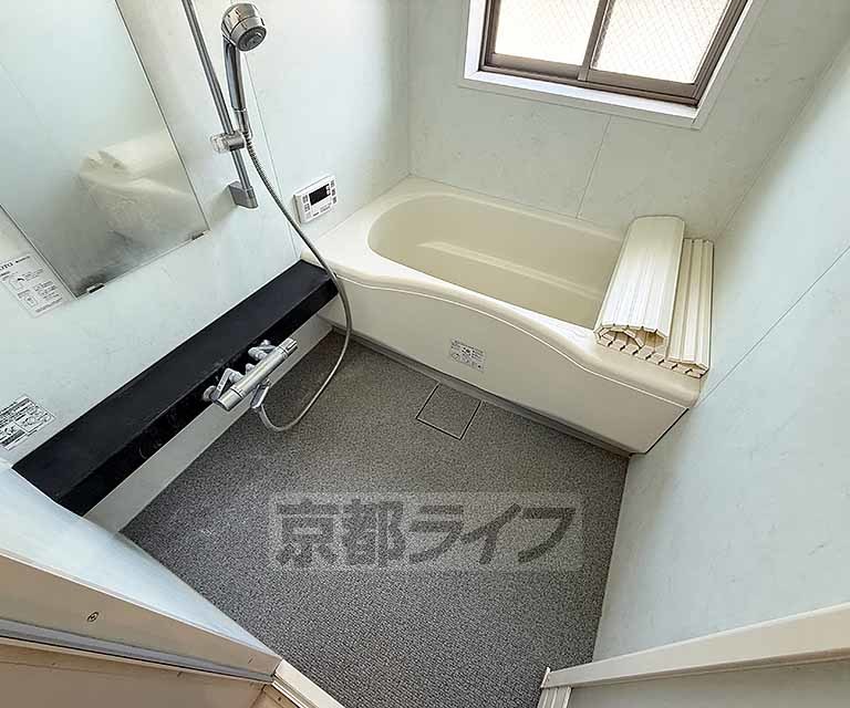 バス・シャワールーム　足が伸ばせるほどの広さ