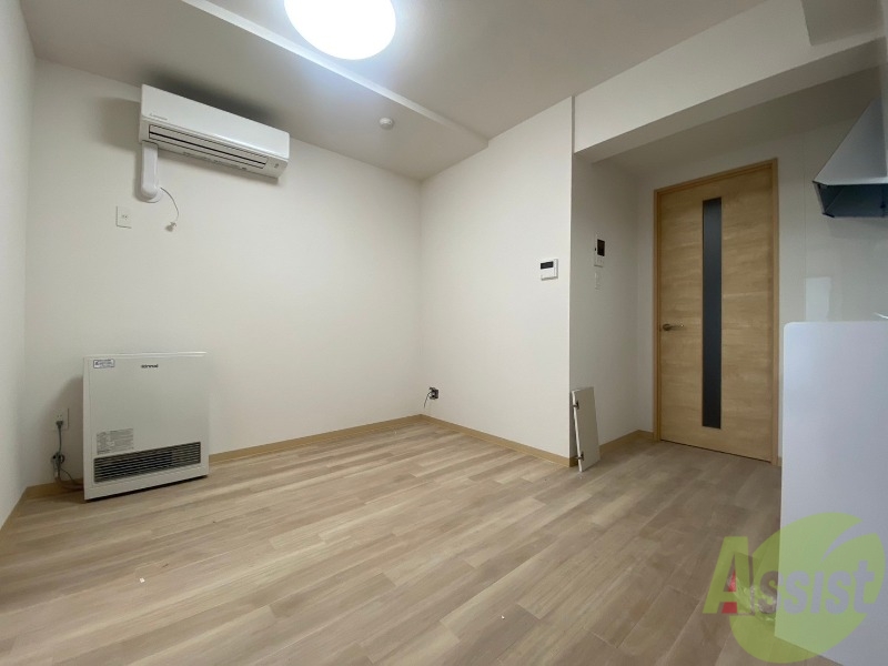 居室・リビング　フローリングや壁の色がお洒落な印象のリビングです。