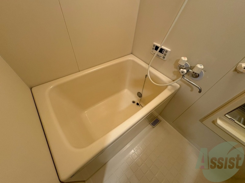 バス・シャワールーム　こちらはバスルームになります。追い焚き機能付。