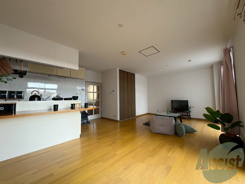 居室・リビング　こちらは１２帖のリビングになります。広々していますね。