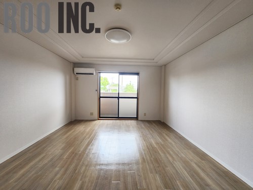 居室・リビング　写真は反転のお部屋です