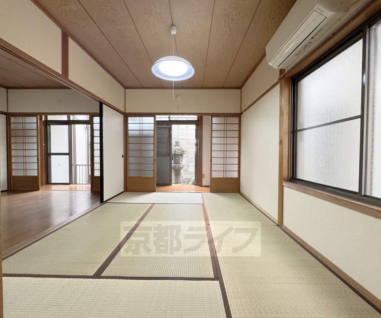 居室・リビング　落ちついた雰囲気のお部屋となっています