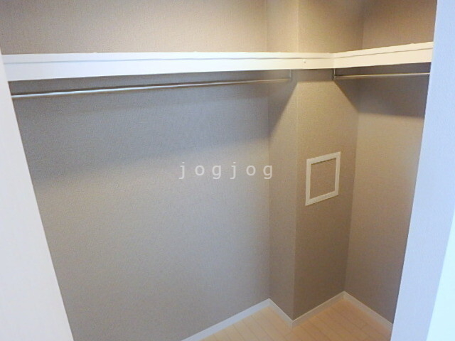 収納　奥行きのあるウォークインクローゼット付きです。
