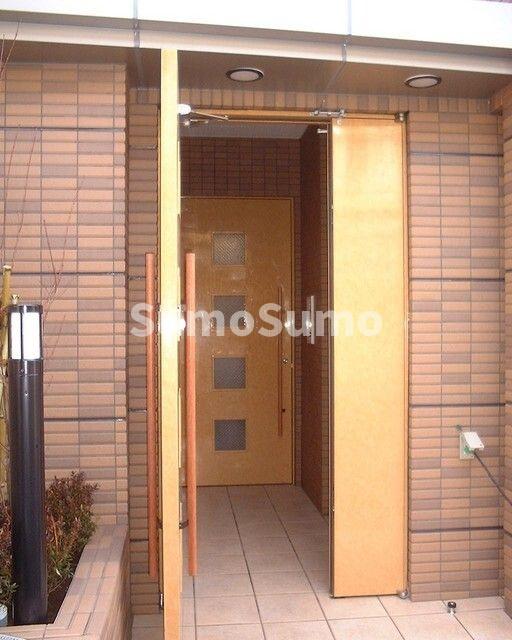 エントランス　落ち着いたエントランスです