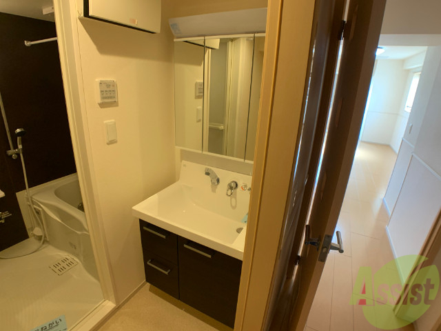 洗面設備　洗面台。身支度にはかかせないですよね～。