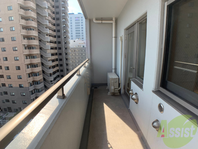 バルコニー　バルコニーは幅があり、広い印象を受けました。