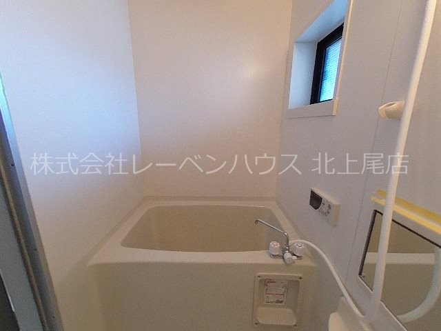 バス・シャワールーム　小窓の付いたお風呂