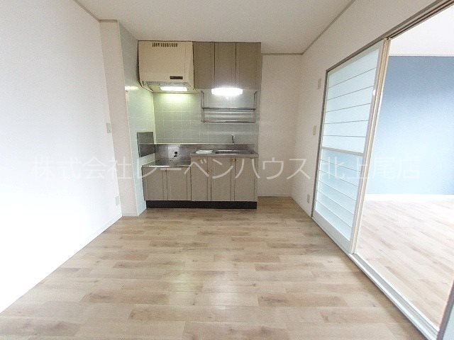 居室・リビング　お部屋の真ん中にダイニングがあります