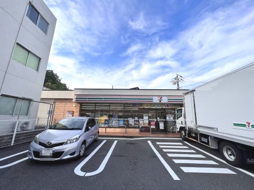 コンビニ　セブンイレブン 横浜永田東3丁目店（コンビニ）まで641m