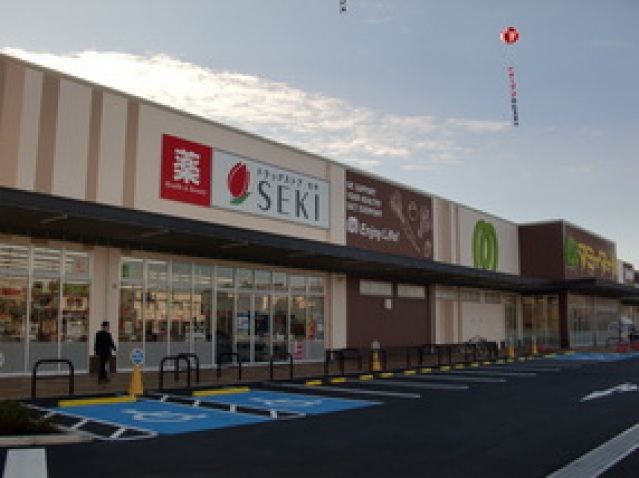 ドラックストア　ドラッグストアセキ鶴ヶ舞店（ドラッグストア）まで218m