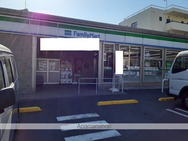 コンビニ　ファミリーマート（コンビニ）まで130m