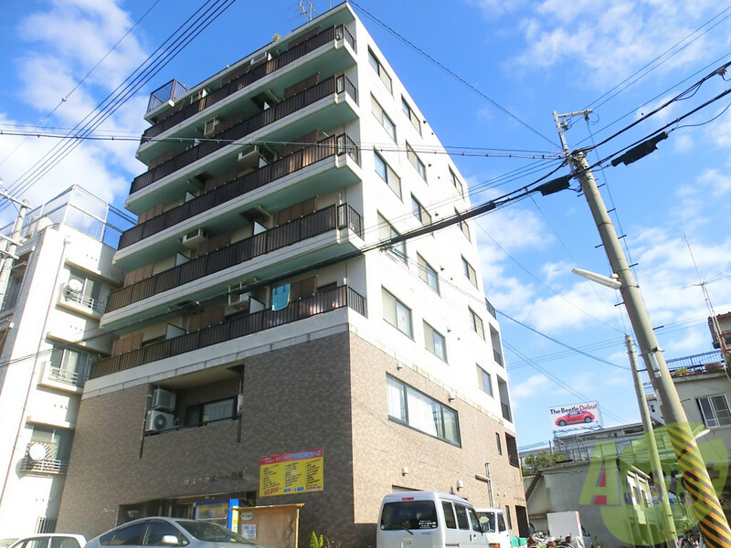建物外観　ずっしりと重厚感あるマンションです