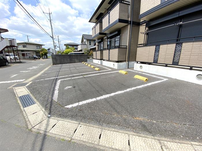 駐車場　各部屋駐車場1台付です
