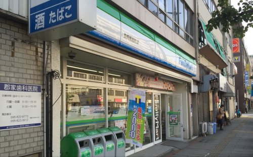 コンビニ　ファミリーマート 長崎樺島町店（コンビニ）まで283m