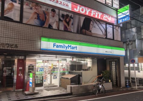 コンビニ　ファミリーマート南青山七丁目店（コンビニ）まで59m