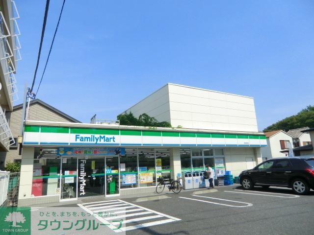 コンビニ　ファミリーマート（コンビニ）まで690m