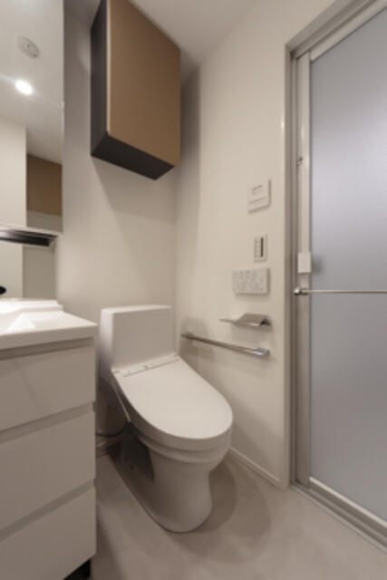 トイレ　収納付きのトイレです