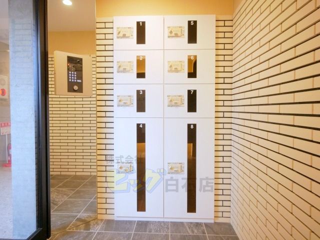 エントランス　留守中でも荷物が受け取れて便利な宅配ＢＯＸ完備しています♪