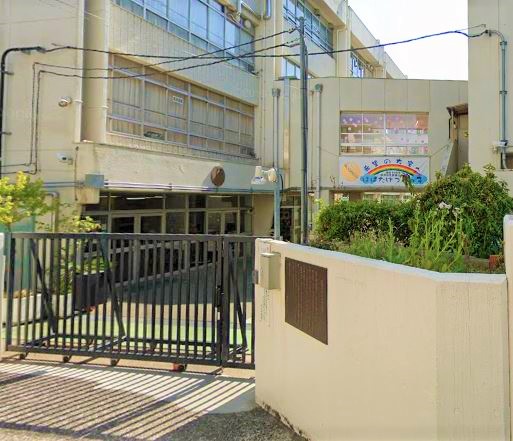 小学校　新宿区立鶴巻小学校（小学校）まで370m
