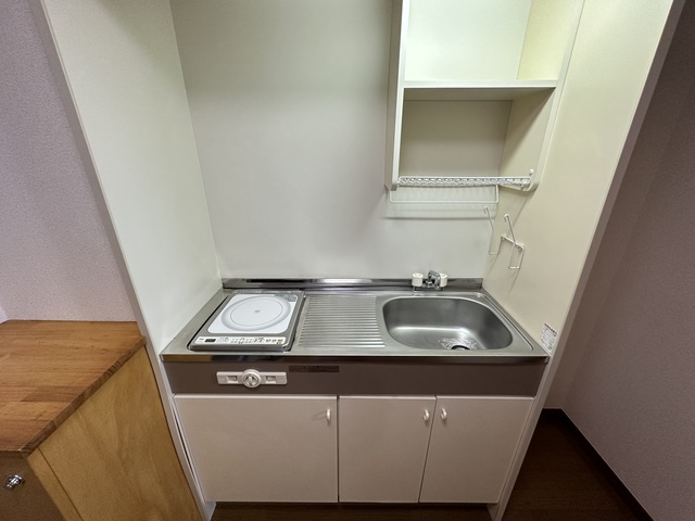 キッチン　室内写真同タイプ別部屋。（反転）