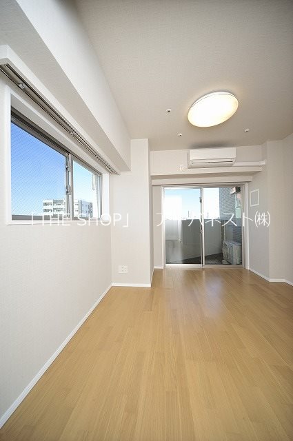 居室・リビング　写真は同物件別号室の参考写真です。現況と異なる場合は現況を優