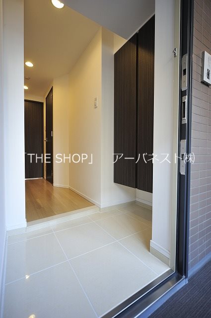 玄関　写真は同物件別号室の参考写真です。現況と異なる場合は現況を優