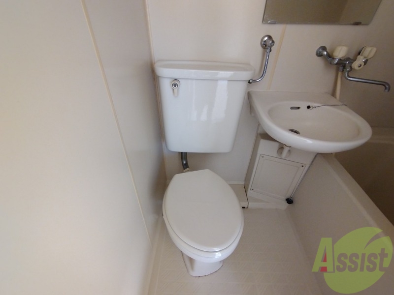 トイレ　ユニットバス内のトイレです。一人暮らしなら十分ですね。