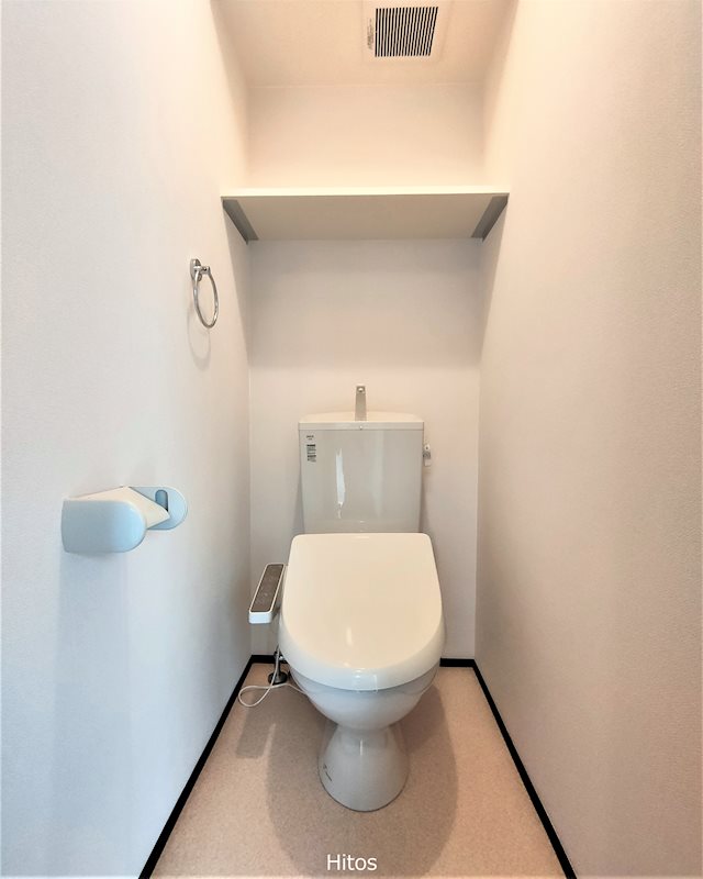 トイレ　温水洗浄便座付きのトイレです。