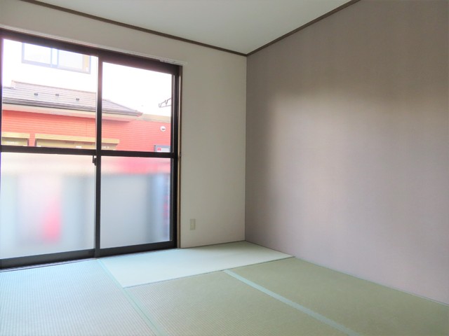 その他部屋・スペース　南側６帖の和室からもバルコニーへ出られます