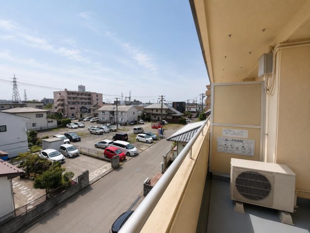 バルコニー　バルコニーも広く3階なので眺めも良いです！