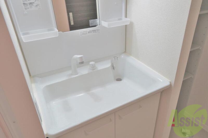 洗面設備　洗面台は、こんな感じで横と下に収納がついているので便利ですね