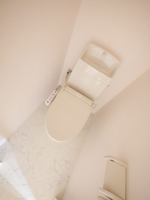 トイレ　★嬉しい温水洗浄便座付のトイレです★