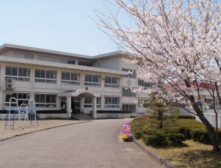 小学校　関市立南ケ丘小学校（小学校）まで530m