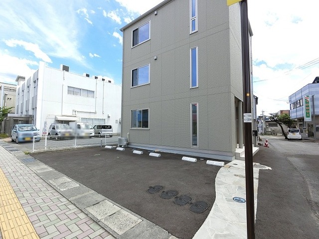 駐車場　建物外観