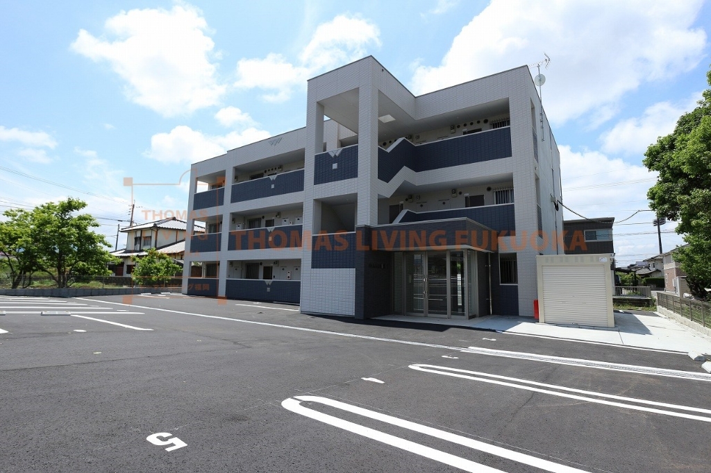 建物外観　コンクリートが使用された重量鉄骨造です。