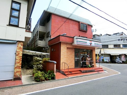 コンビニ　セブンイレブン 深草直違橋店（コンビニ）まで527m