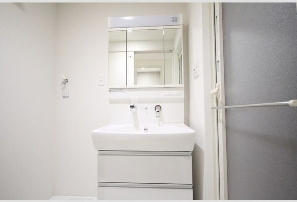 洗面設備　※写真は同じマンションの違う部屋のものになります。