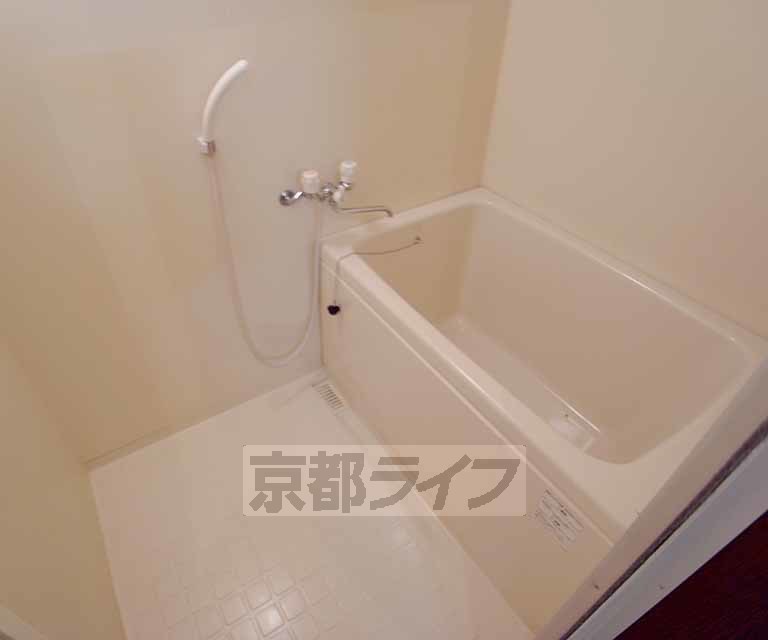 バス・シャワールーム　大きめバスタブでゆっくりどうぞ。