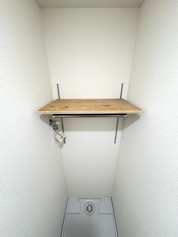 その他設備　洗濯機置場の上に収納スペースがあり、洗剤などを置くことができ