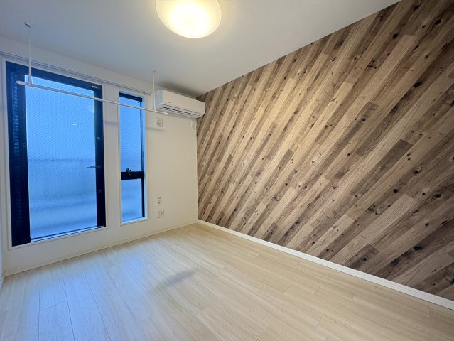 居室・リビング　窓が多く沢山日差しの入ってくるお部屋です！