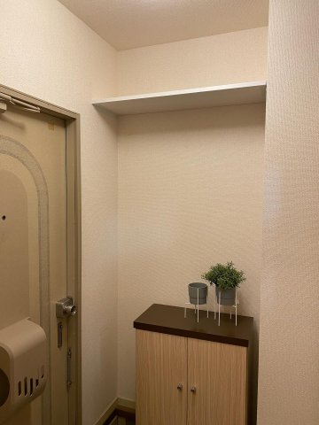 収納　シューズボックス上部には便利な棚付き