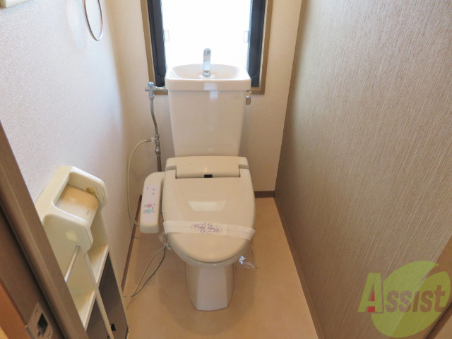 トイレ　ウォシュレット機能がついたトイレです。安心して使用できますね