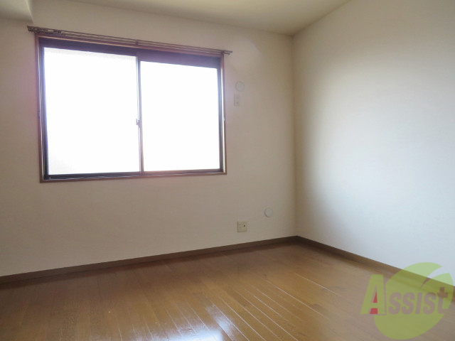 その他部屋・スペース　６帖の洋室です。広々として、きれいですね。