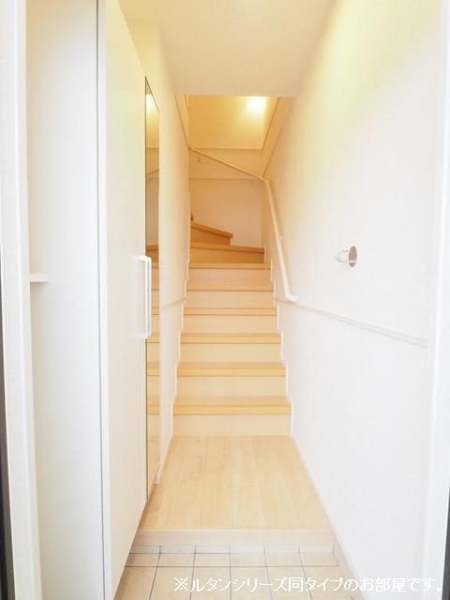 玄関　※画像はイメージです。同建築メーカーによる類似物件のものです